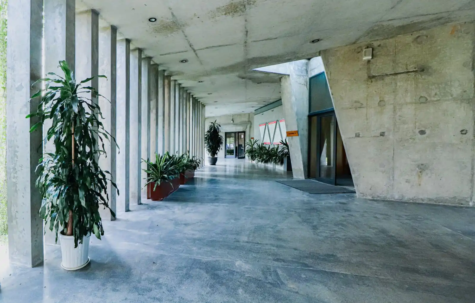 智能科技企业如何选型工业物联网平台：性能与成本对比